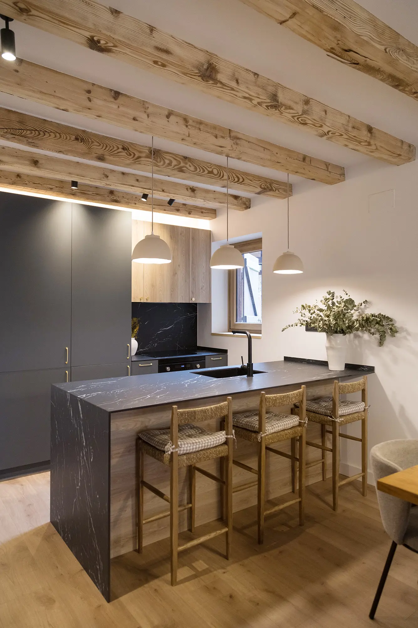 Cocina de estilo rústico moderno, diseñada por Deco & Living