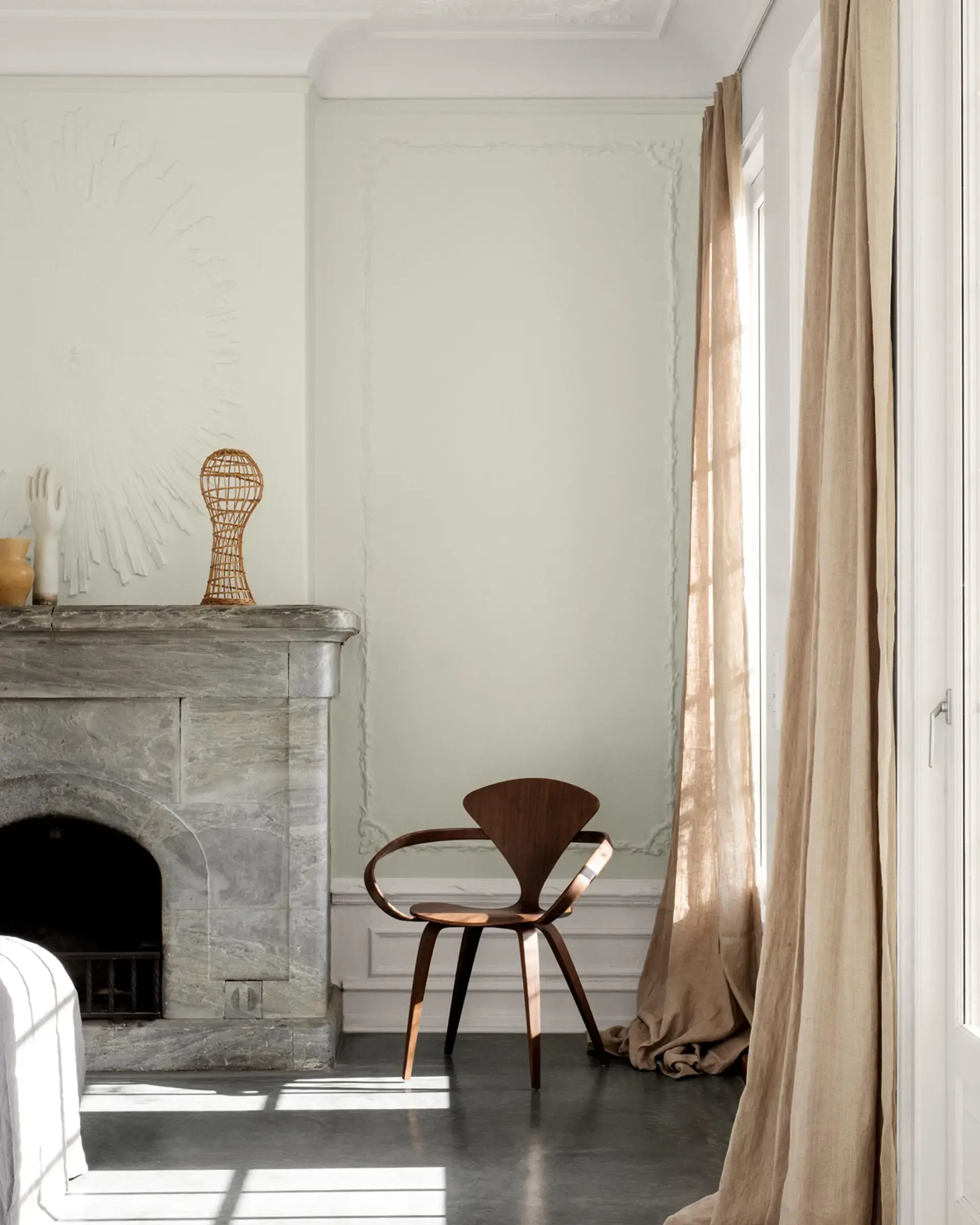 Salón con chimenea pintado de blancoTimeless de Jotun
