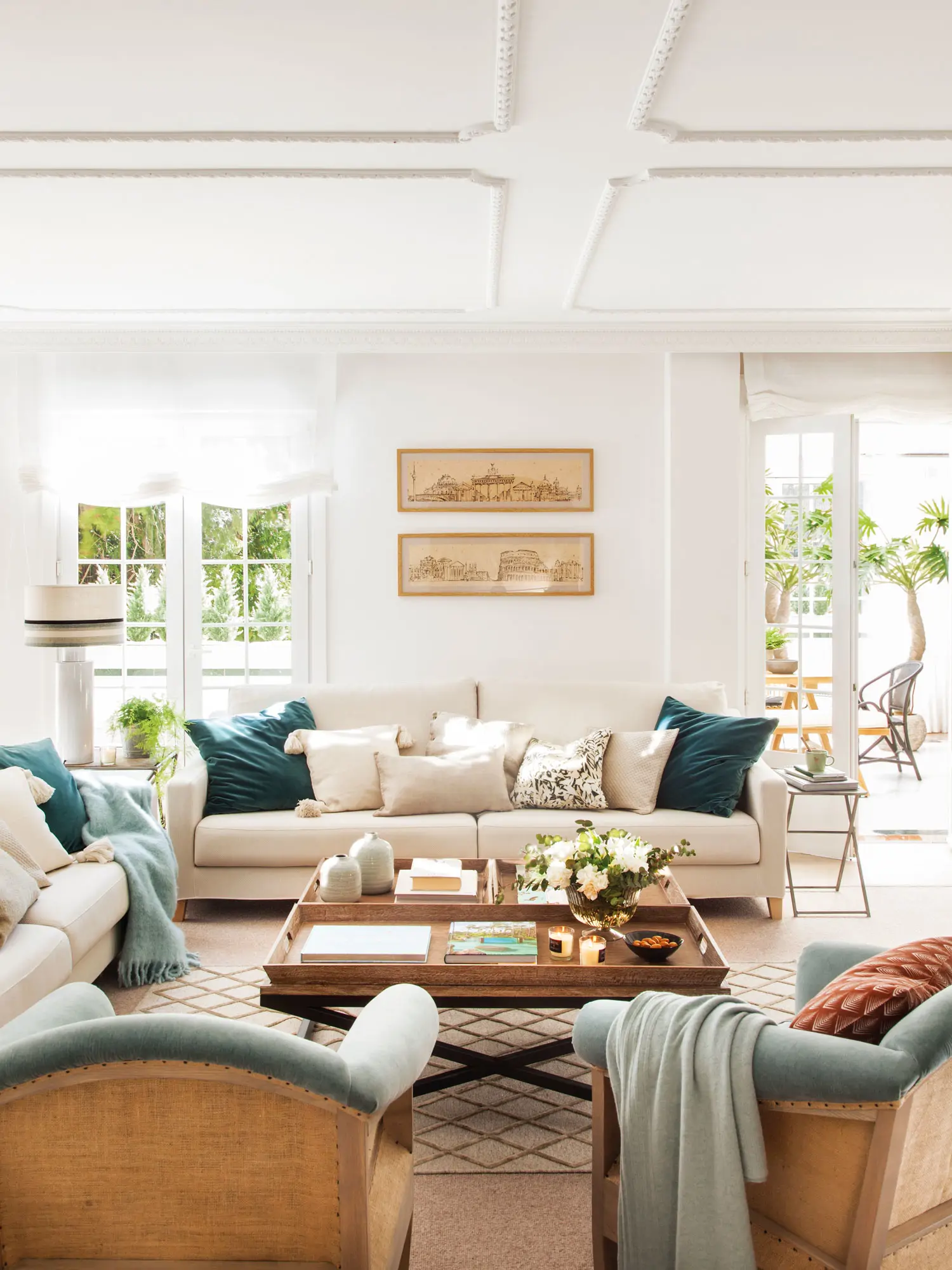 Salón estilo clásico y estores en blanco 