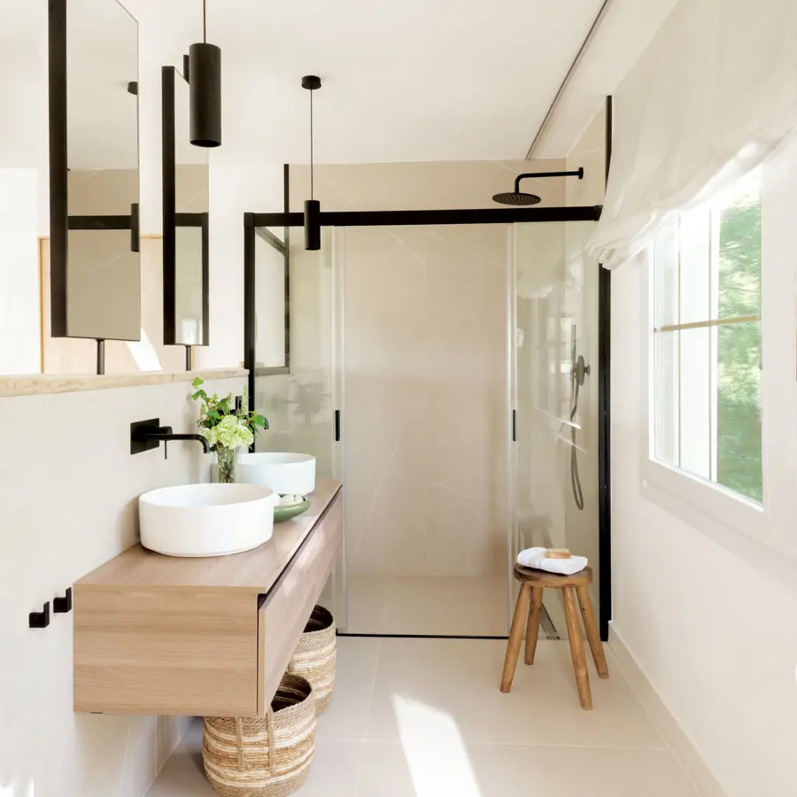 Baño pequeño y moderno con mueble volado y ducha con perfilería negra