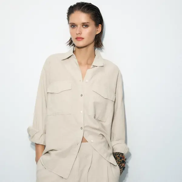 Acaba de llegar a Zara la camisa holgada, estilosa y en el nuevo color de tendencia de 2025