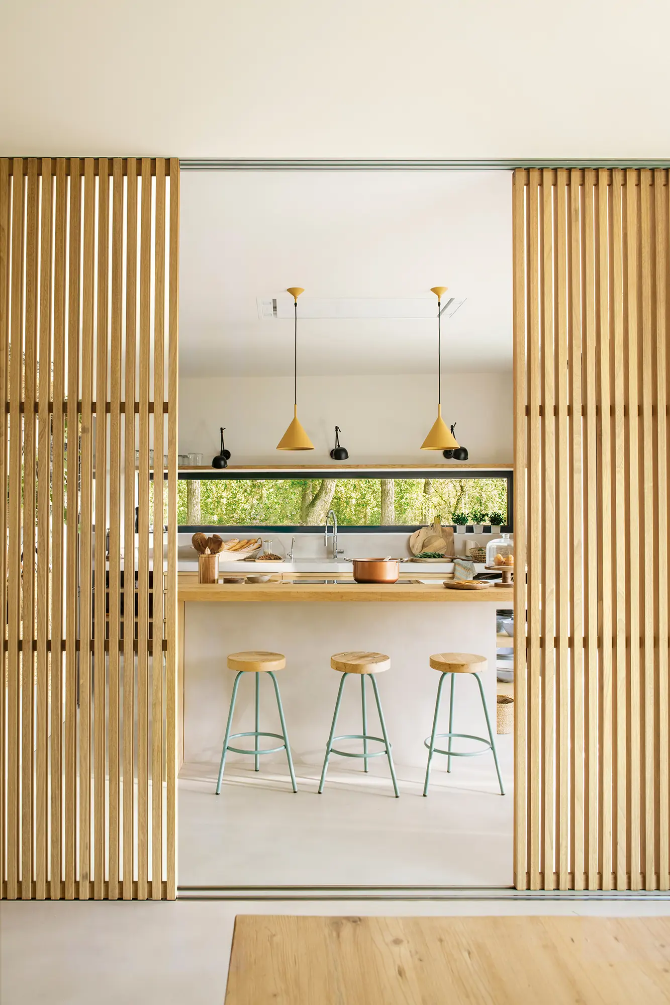 Cocina con doble puerta corredera de listones 