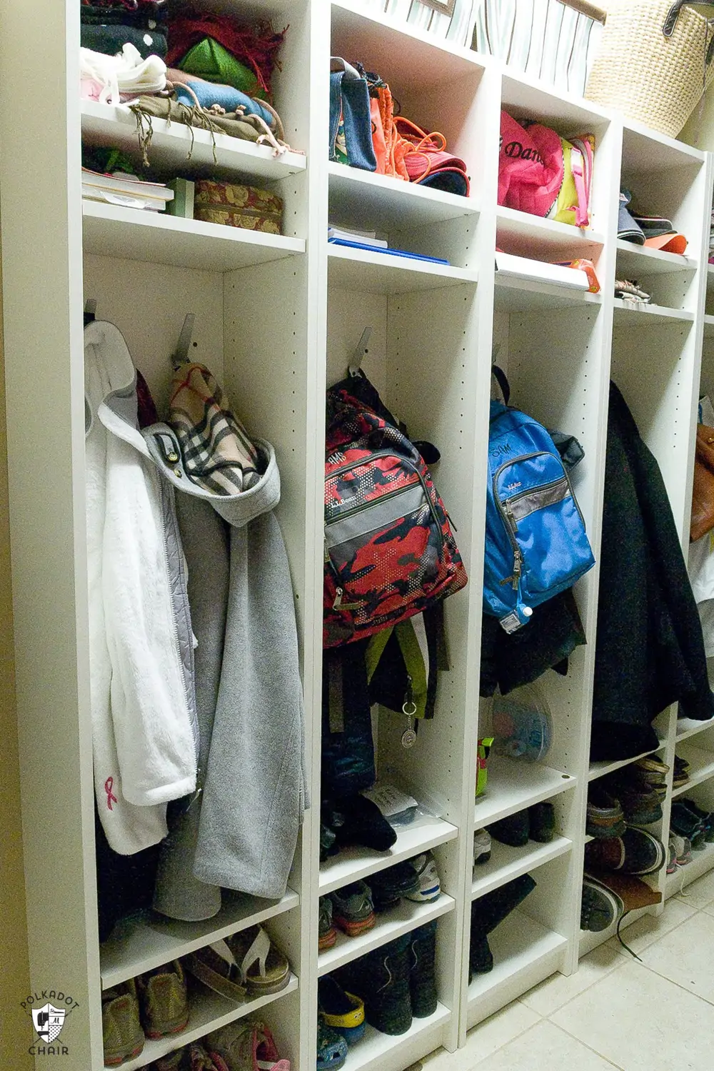 Hack de la estantería BILLY de IKEA como armario perchero, vía Pinterest