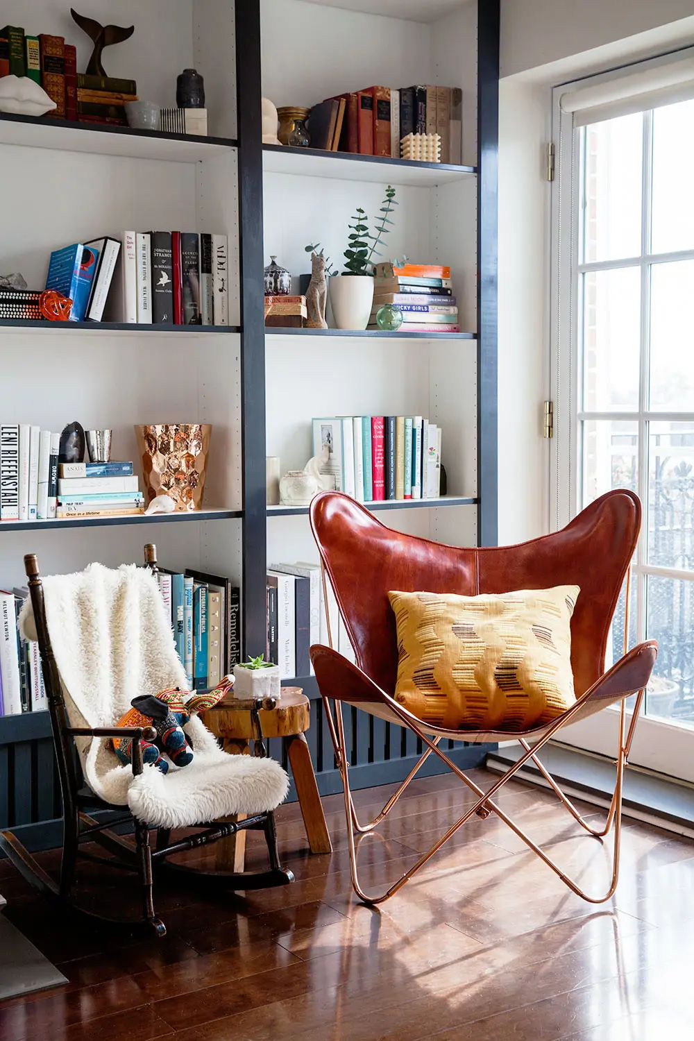 Hack de la estantería BILLY de IKEA con los bordes negros, vía Pinterest