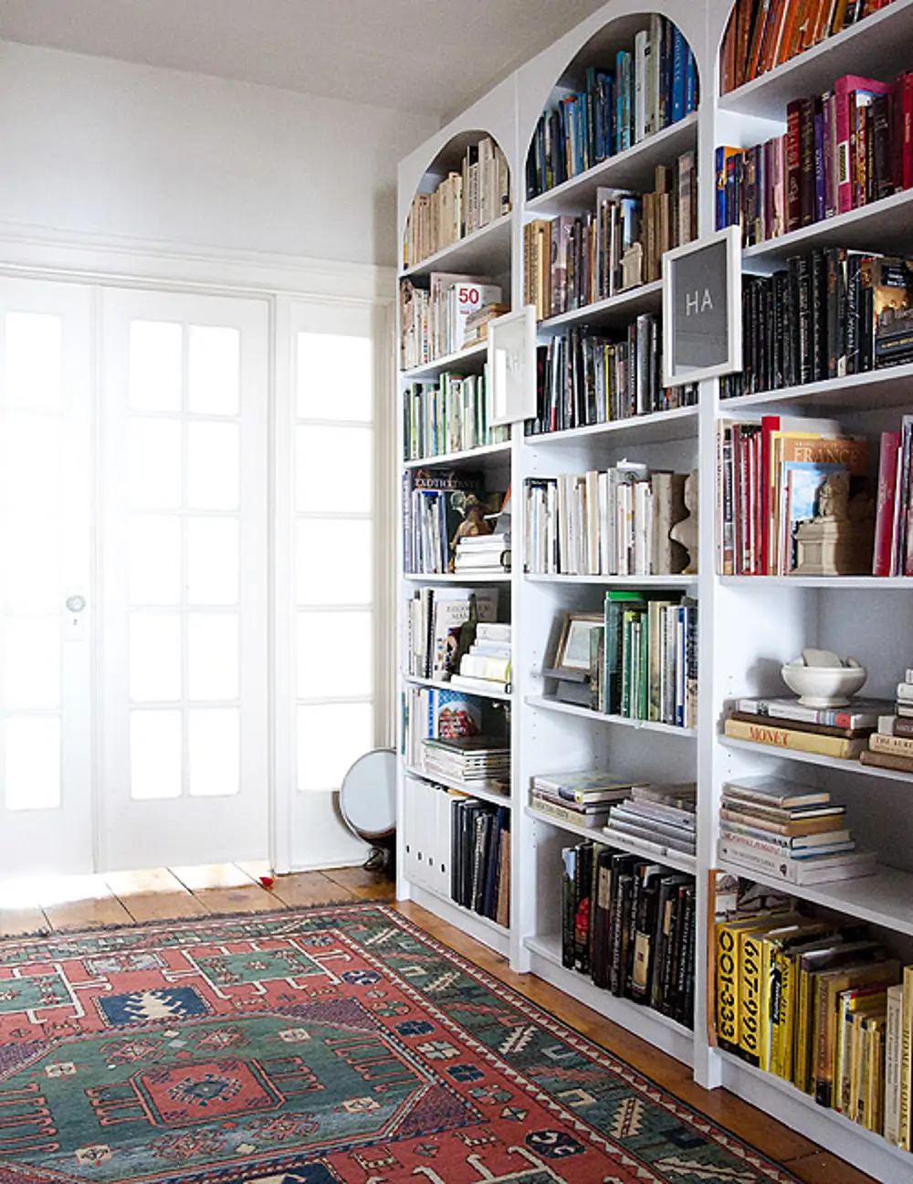 Hack de la estantería BILLY de IKEA con moldura decorativa, vía Pinterest