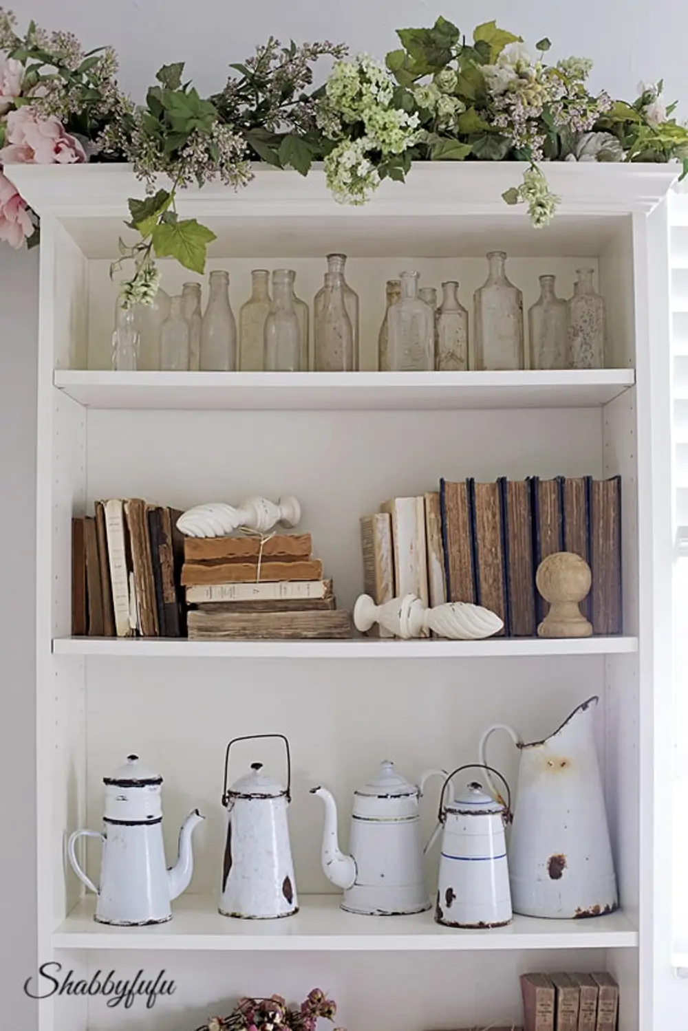 Hack de la estantería BILLY de IKEA con moldura decorativa, vía Pinterest