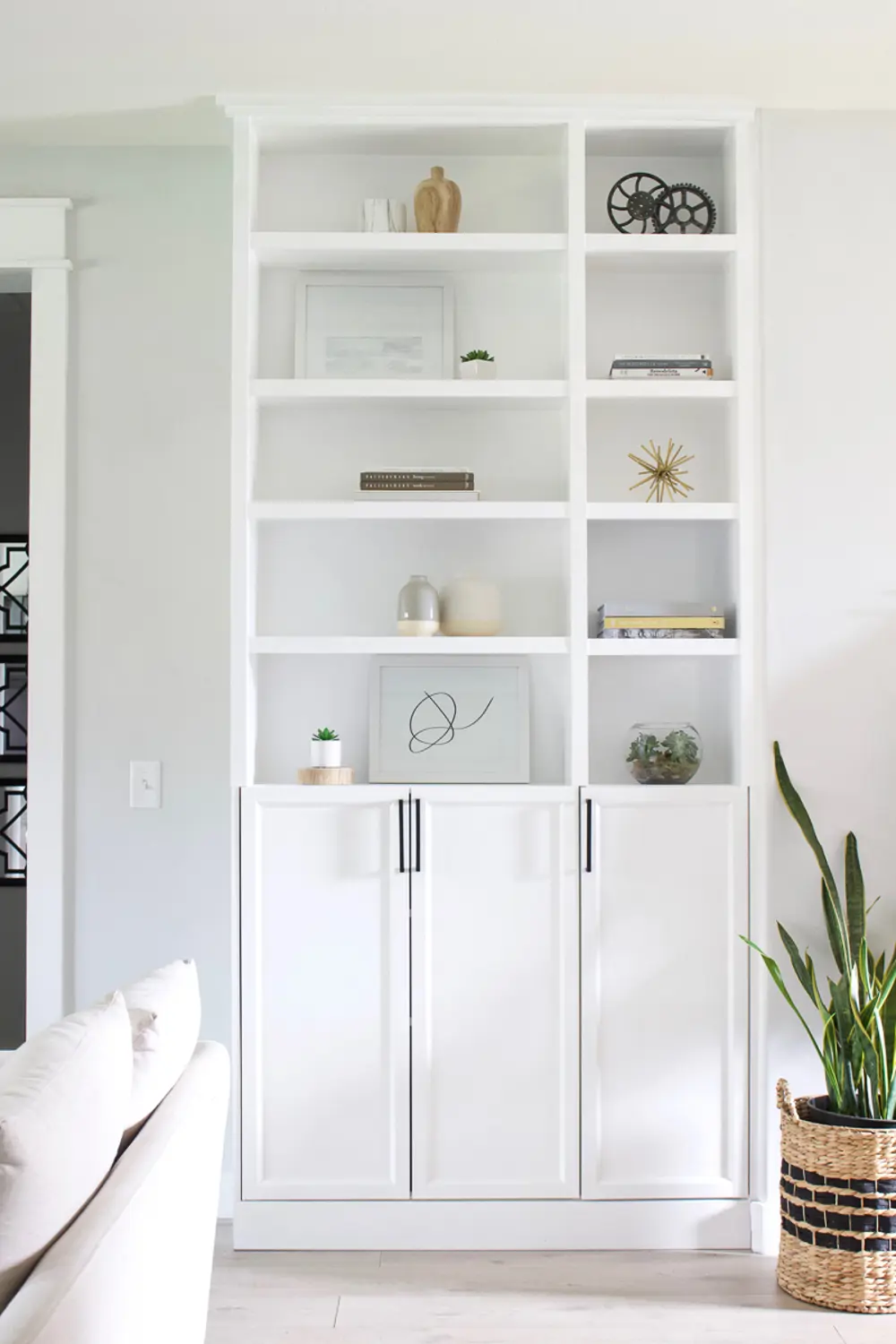 Hack de la estantería BILLY de IKEA con moldura decorativa, vía Pinterest