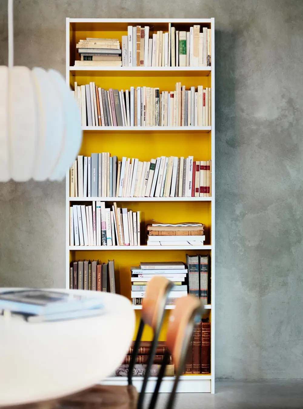 Hack de la estantería BILLY de IKEA con pintura amarilla, vía Pinterest
