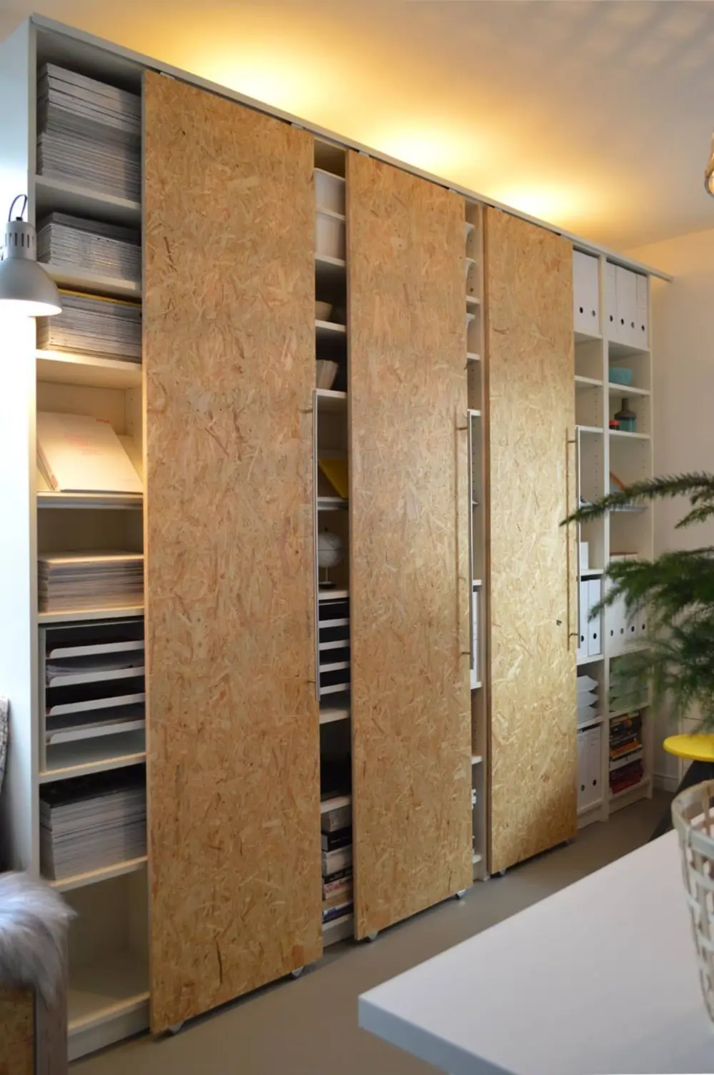 Hack de la estantería BILLY de IKEA con puertas correderas de madera contrachapada, vía Pinterest