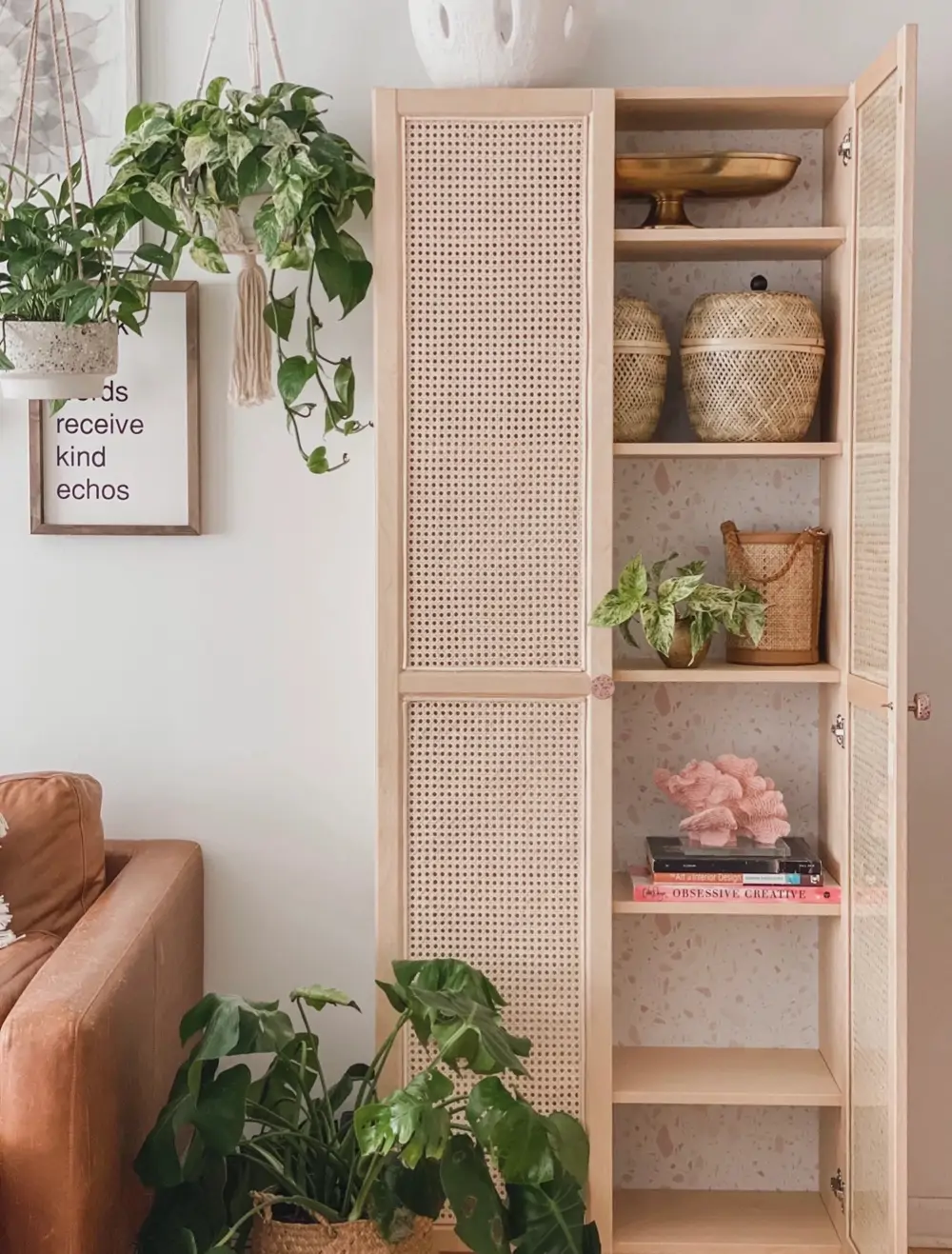 Hack de la estantería BILLY de IKEA con puertas de cannage, vía Pinterest