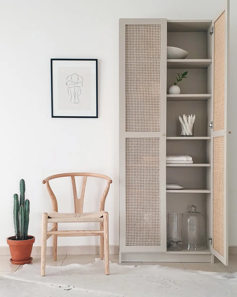 Hack de la estantería BILLY de IKEA con puertas de cannage, vía Pinterest