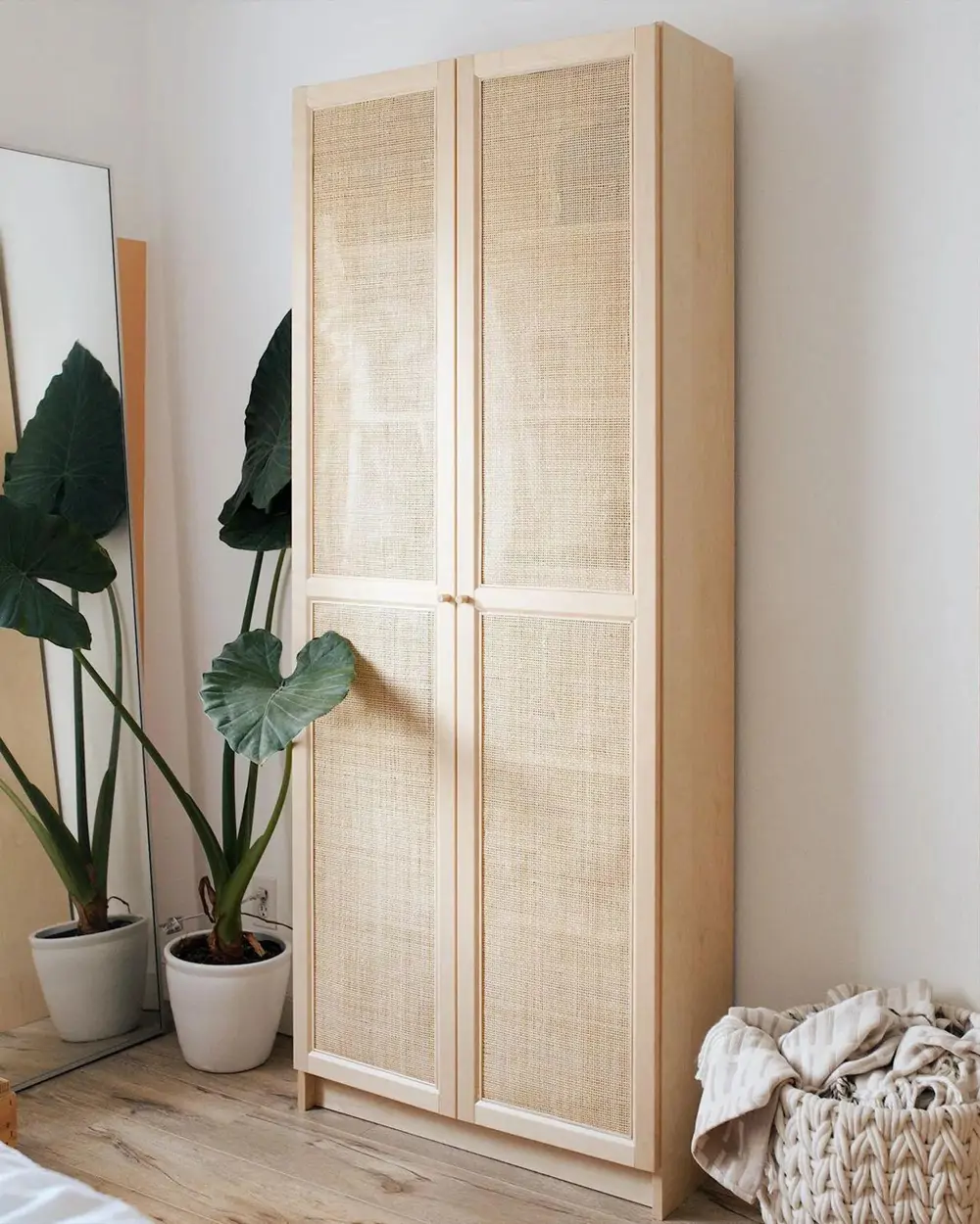 Hack de la estantería BILLY de IKEA con puertas de cannage, vía Pinterest