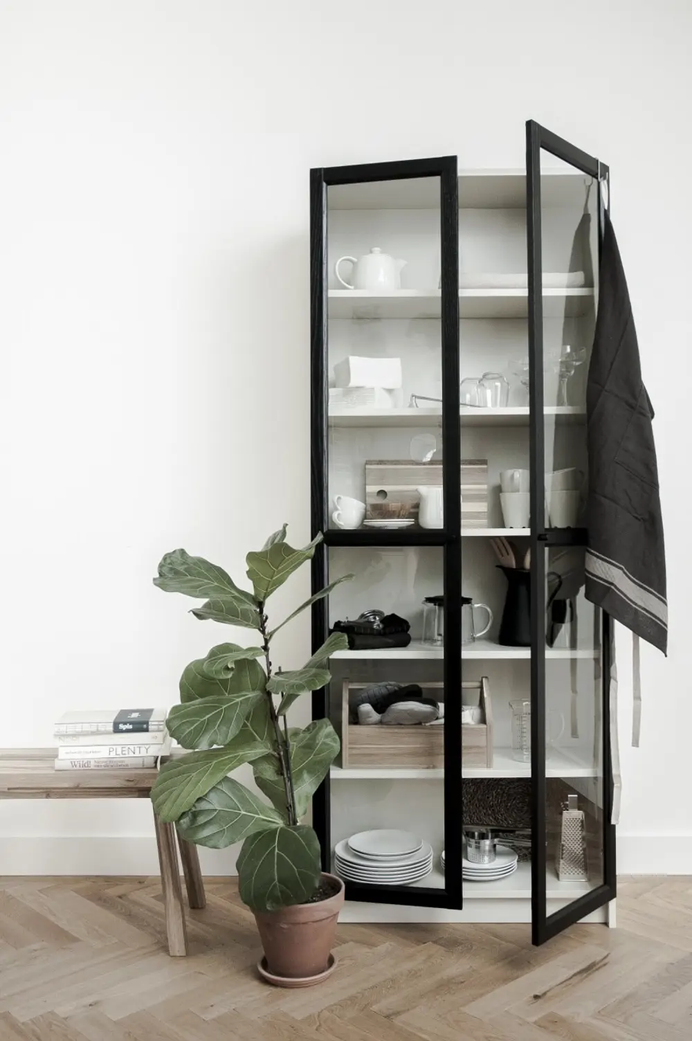Hack de la estantería BILLY de IKEA con puertas de cristal y marco negro, vía Pinterest