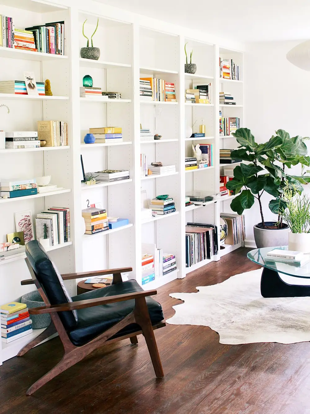 Hack de la estantería BILLY de IKEA de pared a pared, vía Pinterest