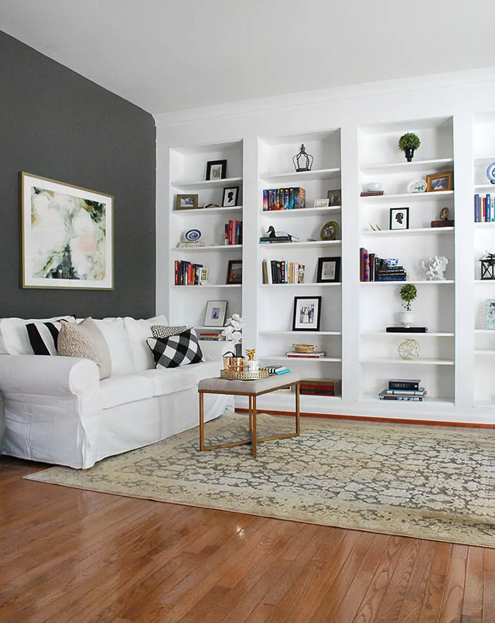 Hack de la estantería BILLY de IKEA transformada en una falsa estantería de obra, vía Pinterest