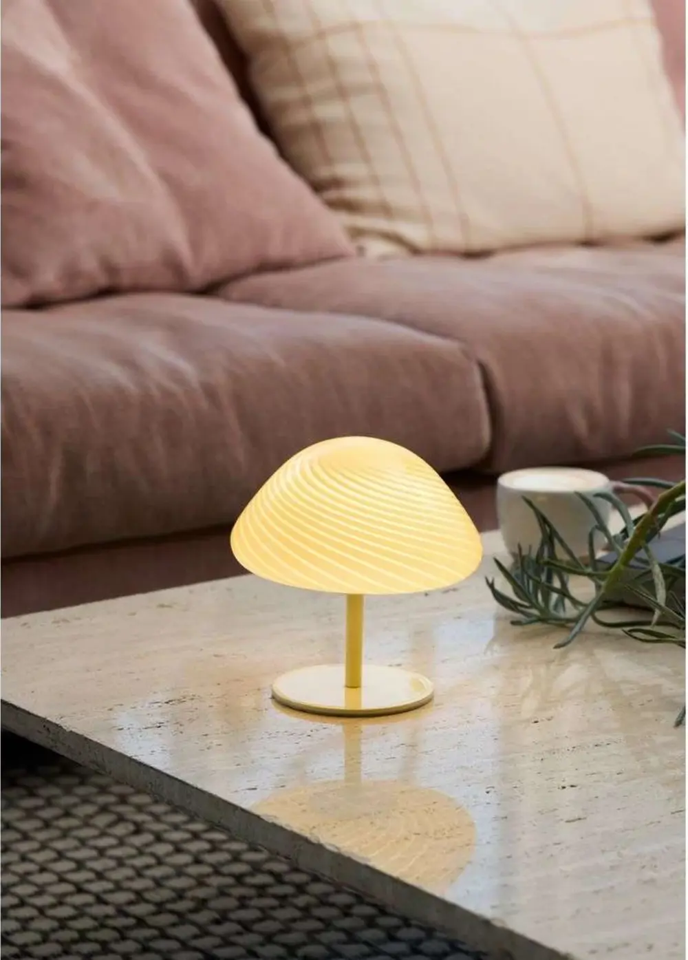 lampara mesa amarilla halo design