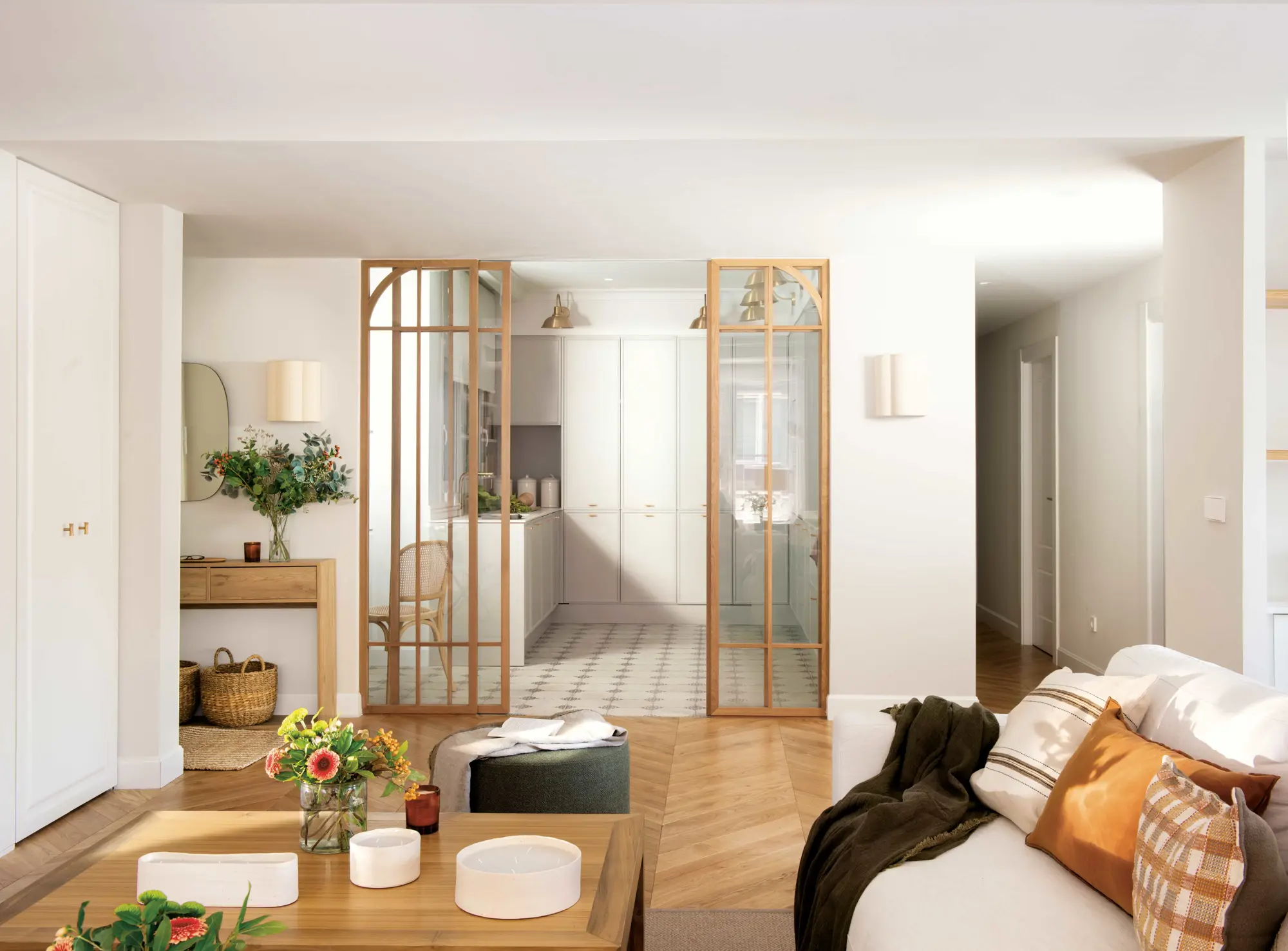 Recibidor cocina puerta cristal salon sofa blanco suelo espiga 