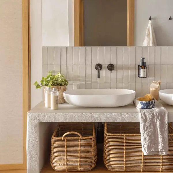 Acaban de llegar a Lidl (por 11,99€) los muebles organizadores “sin taladro”, perfectos para baños pequeños: son de estilo nórdico, con almacenaje y en madera natural