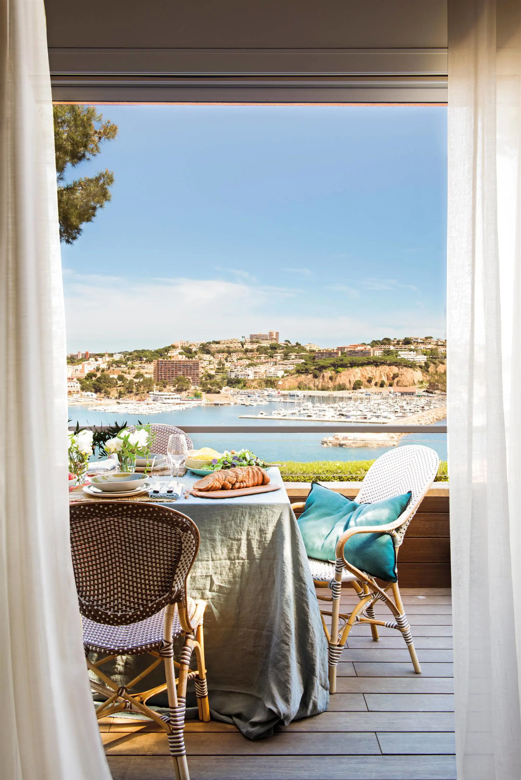 balcon-con-comedor-exterior-con-mantel-azul-00508551