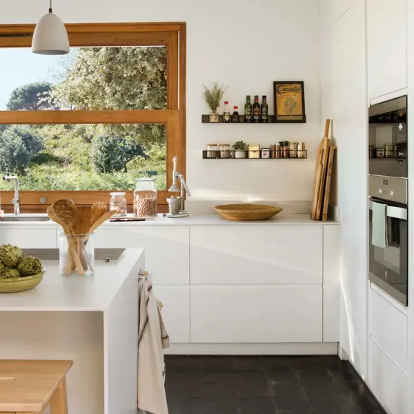 Pia Capdevila, interiorista: " Tener un suelo oscuro puede convertir la cocina en un espacio lúgubre, elige muebles de otro color" 