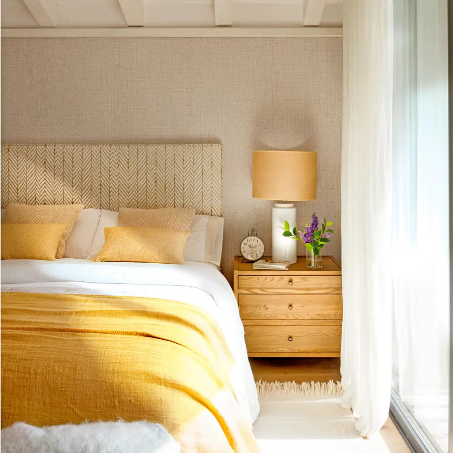 dormitorio decorado en amarillo 00595175