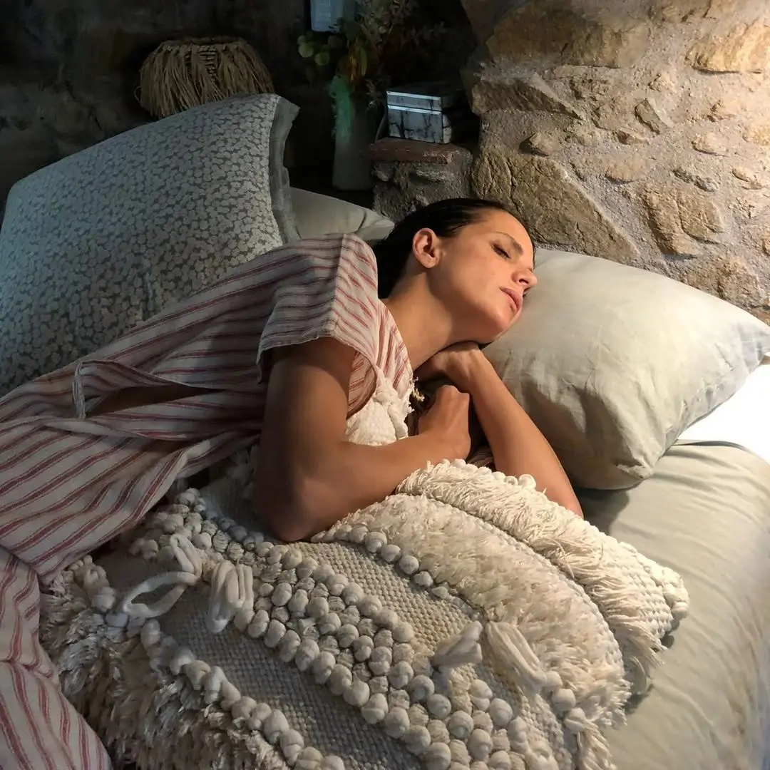 En el dormitorio, paredes de piedra