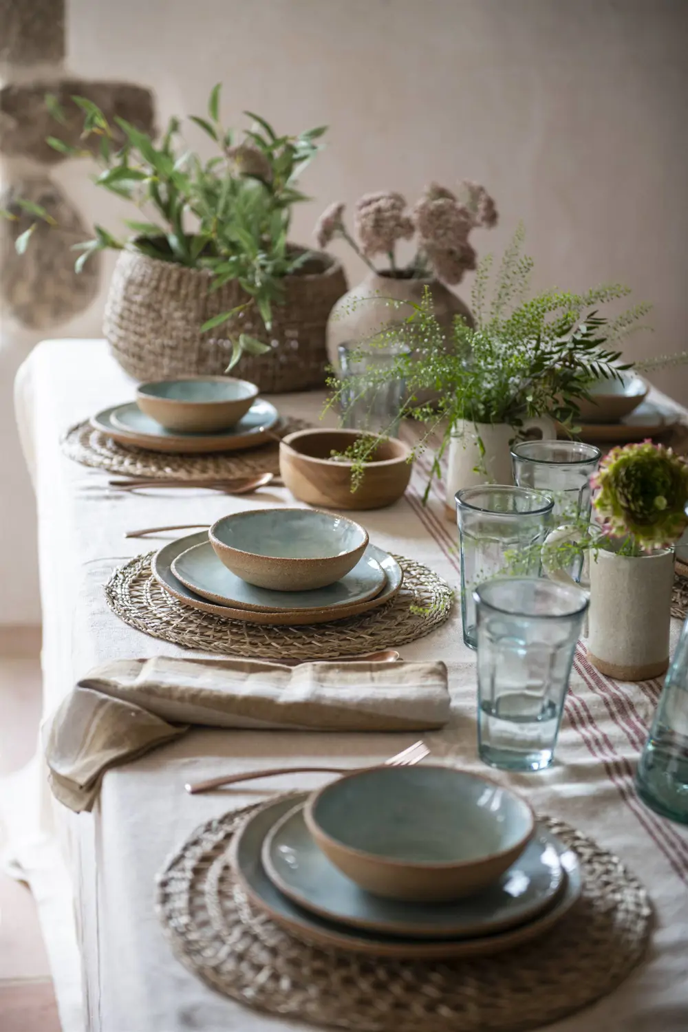 mesa de comedor con mantel de lino y vajilla azul 00538603 O