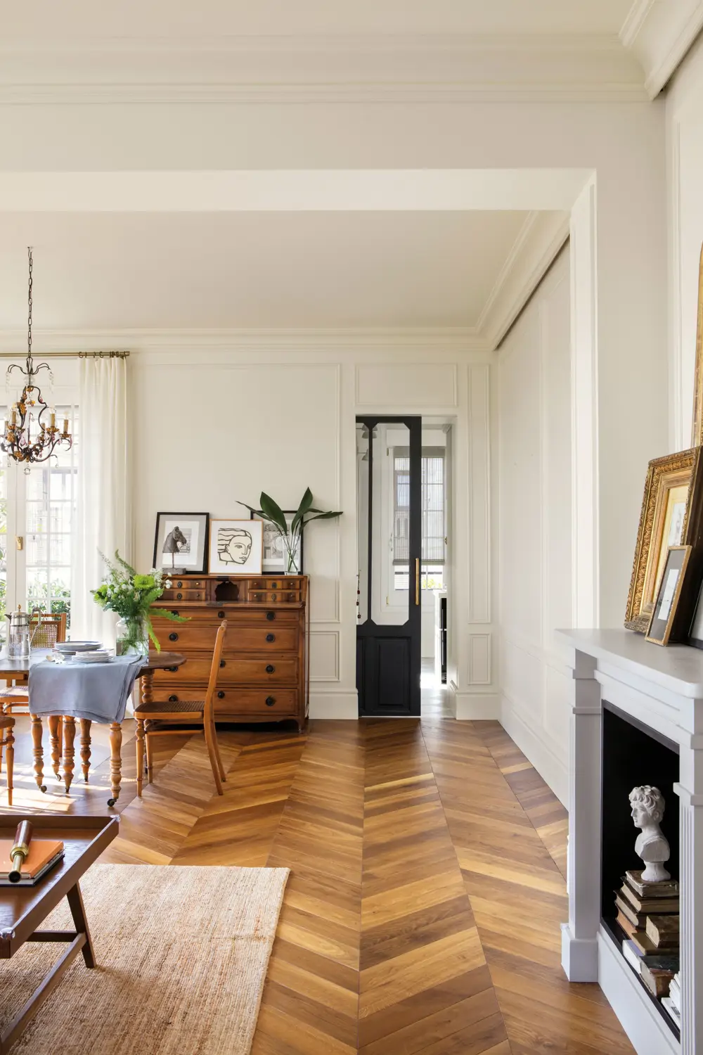 Salón con suelo de madera en espiga y aparador antiguo