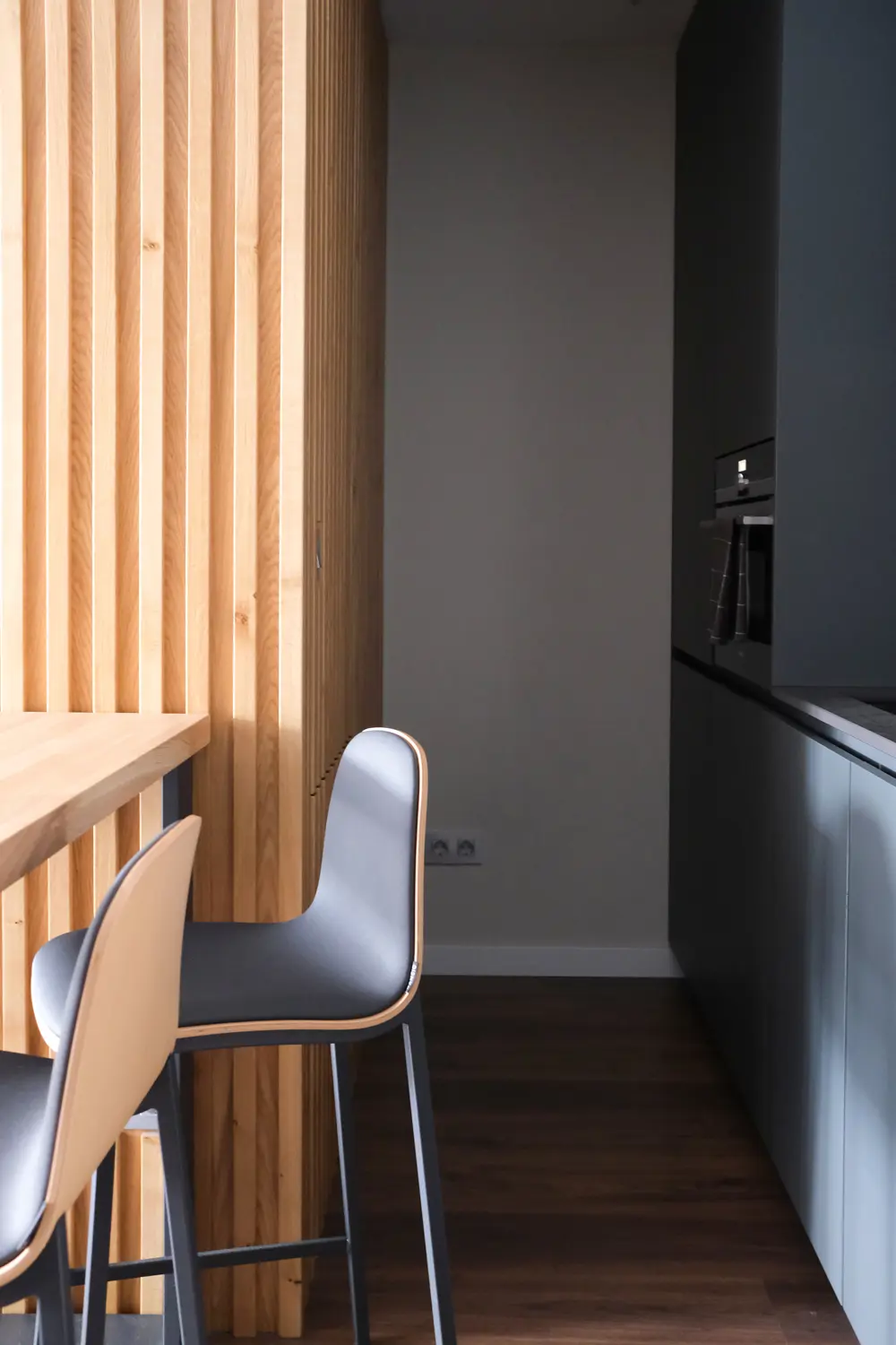 Detalles de una cocina pequeña negra