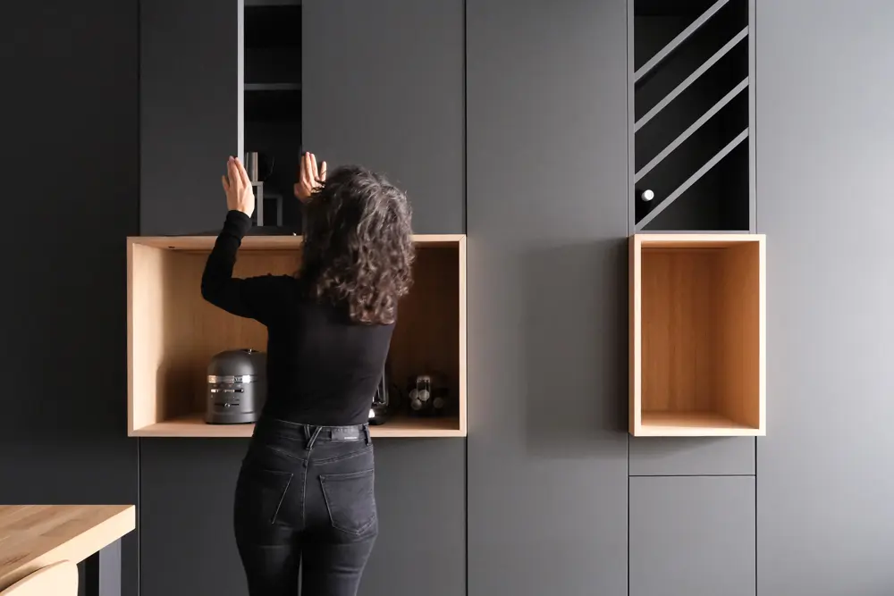Detalles en la pared de una cocina pequeña negra