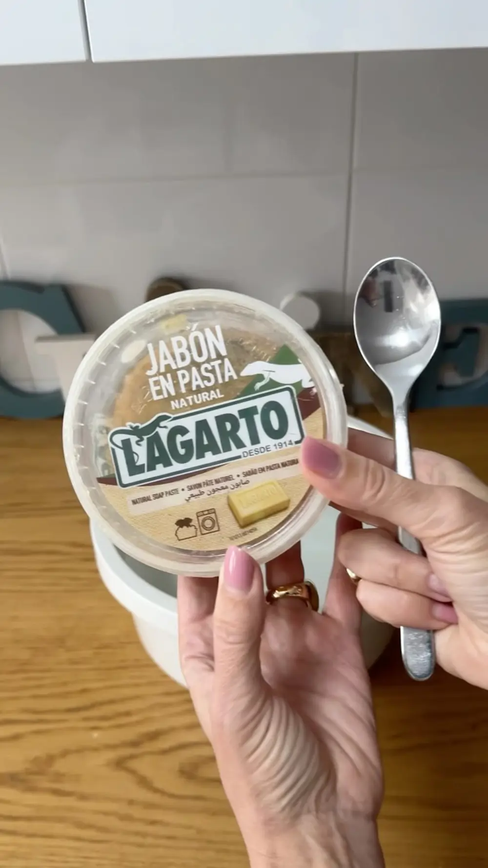 El jabón Lagarto en pasta es perfecto para aplicar cómodamente sobre las manchas del cuello de la camisa