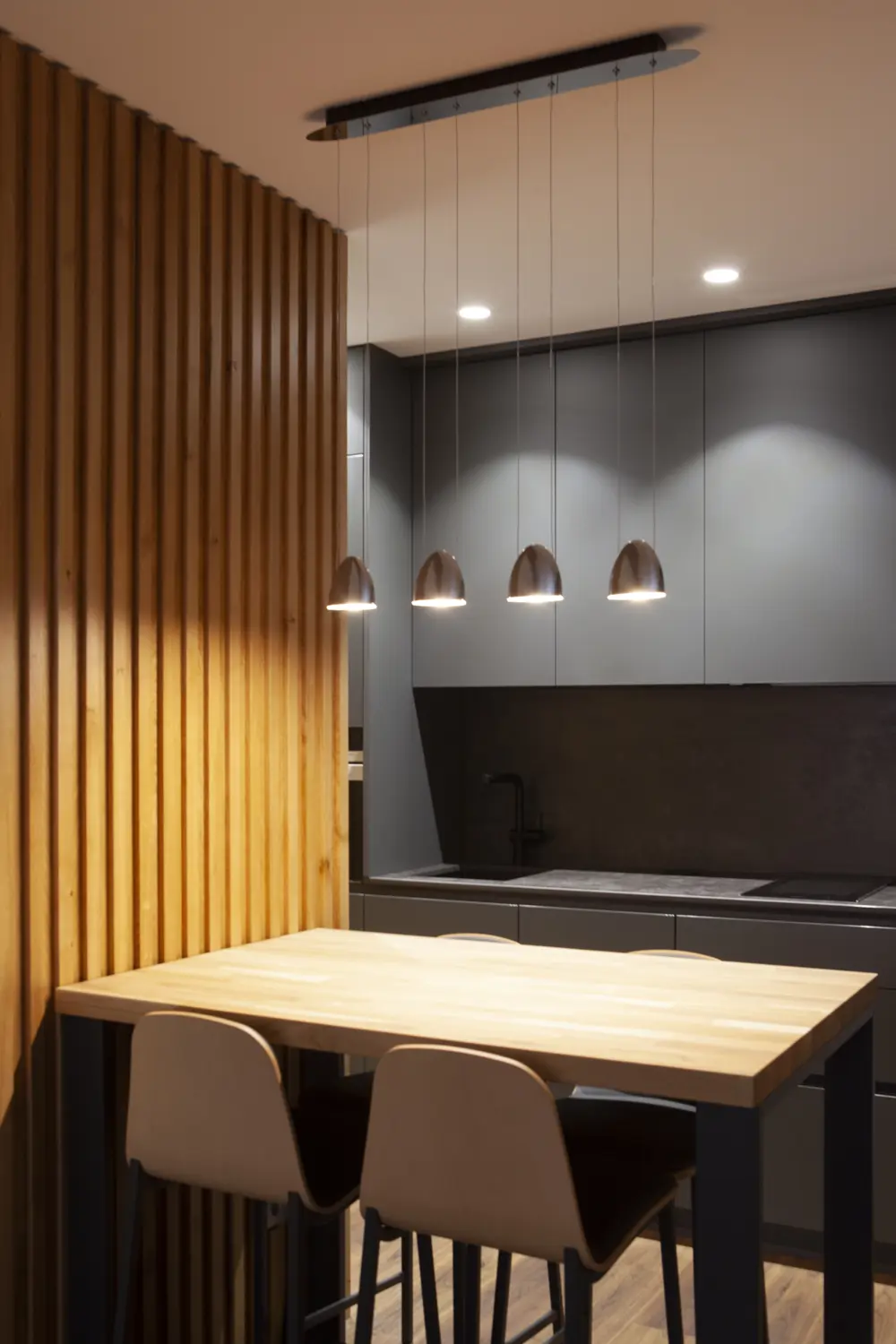 Espacio de comedor en una cocina negra pequeña