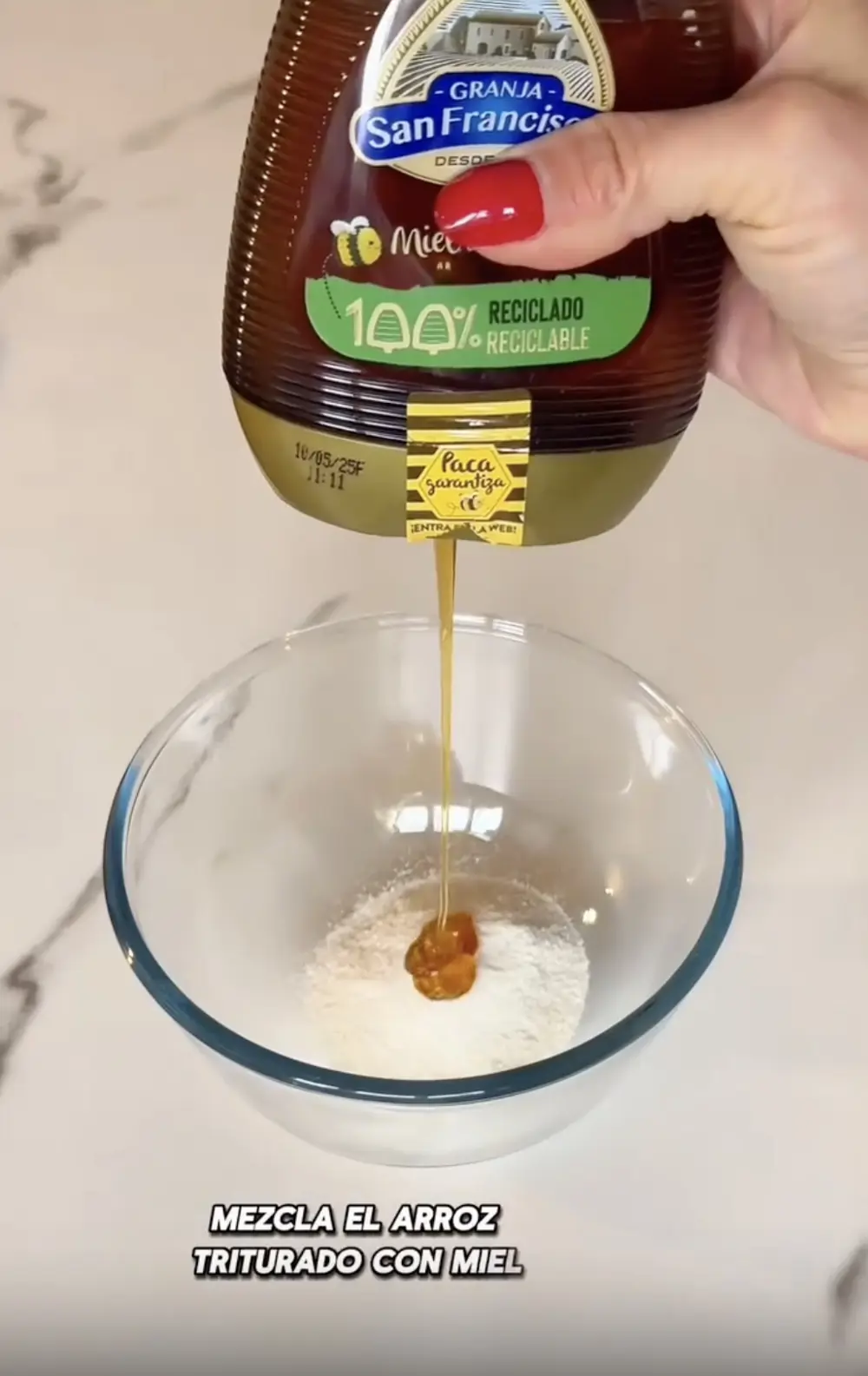 Hazte tu propia mascarilla de manos con arroz y miel