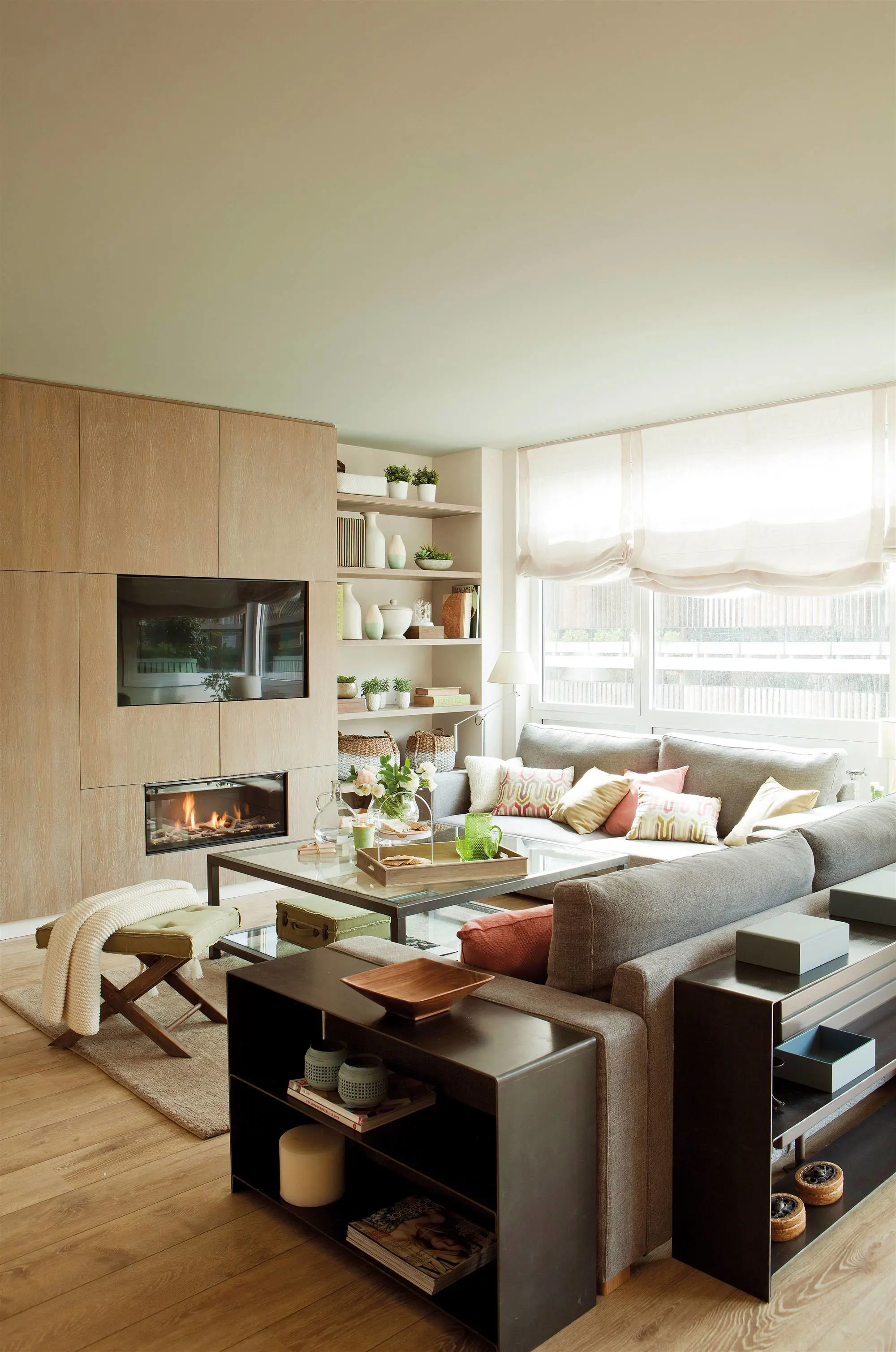 salon-con-mueble-de-madera-y-sofa´s-grises_00383544