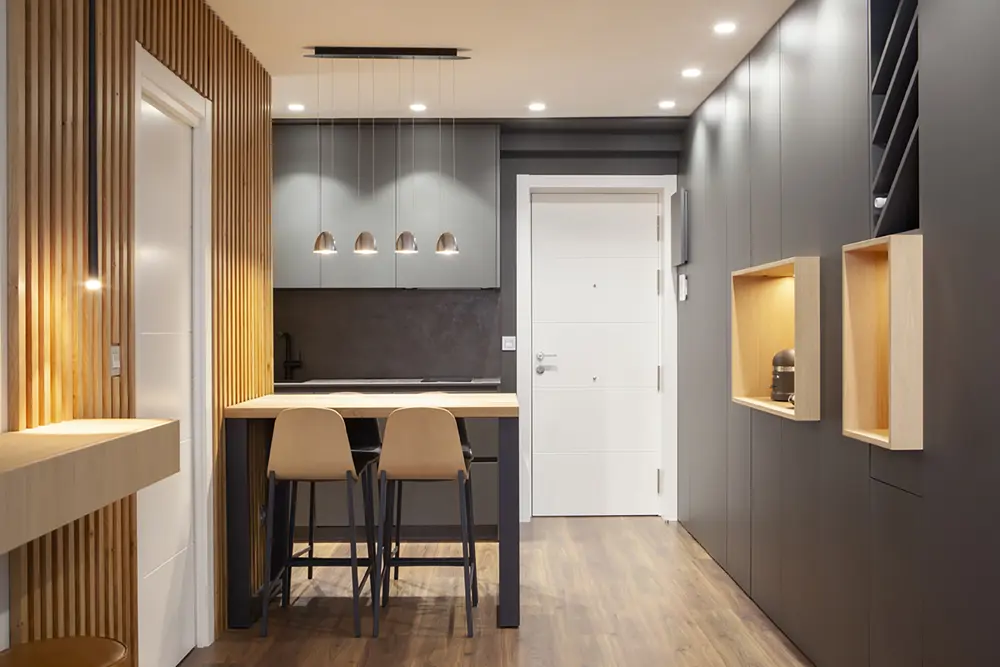 Una cocina negra en un piso reformado en Valladolid