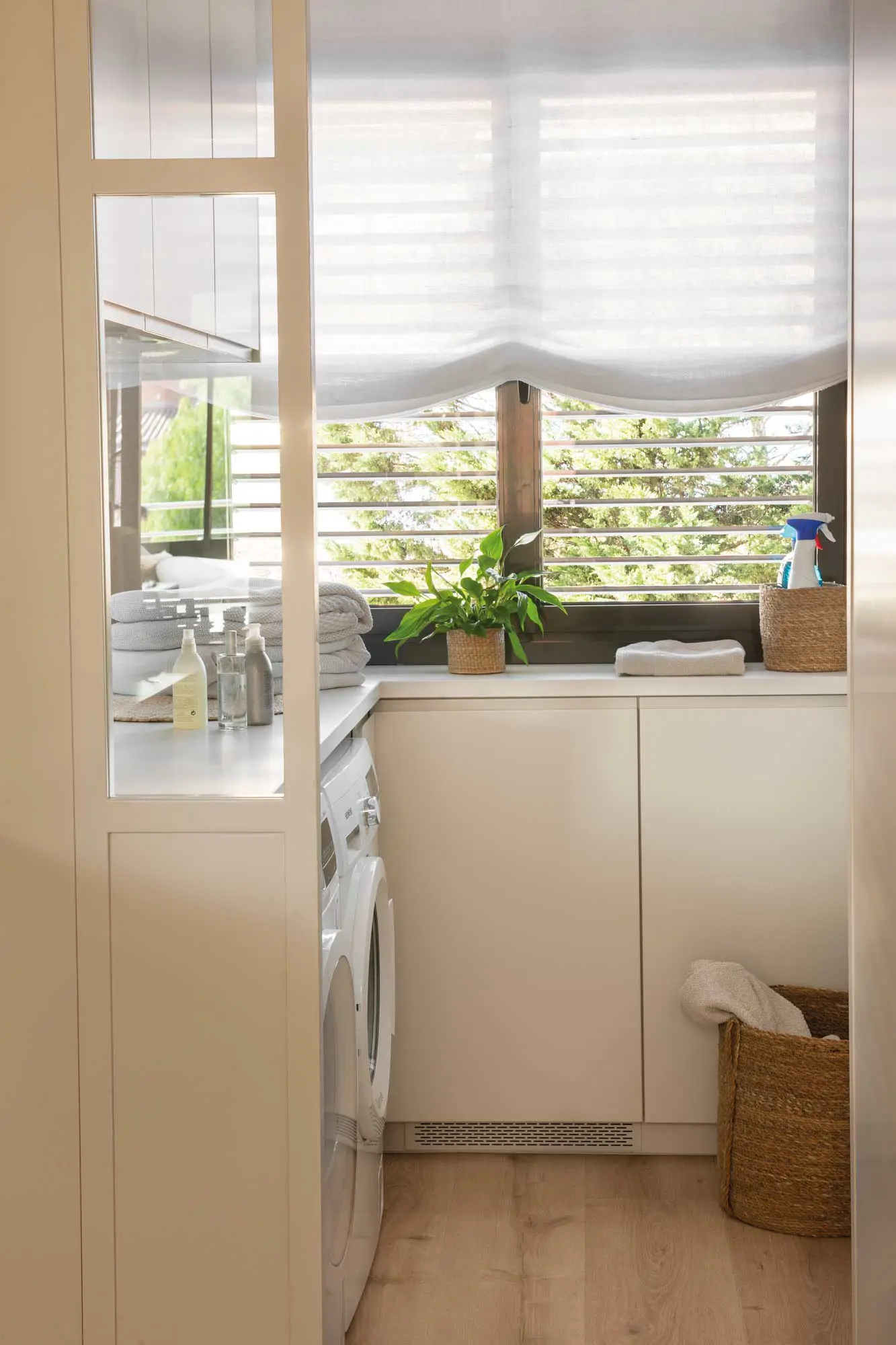 Cuarto de lavado en blanco con cesto, ventana y en orden