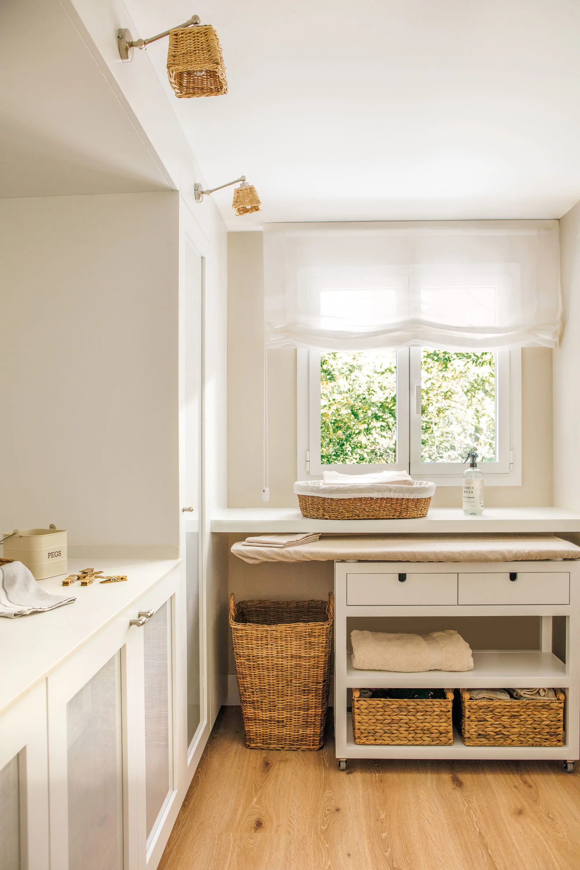 Cuarto de lavado con mueble planchador 