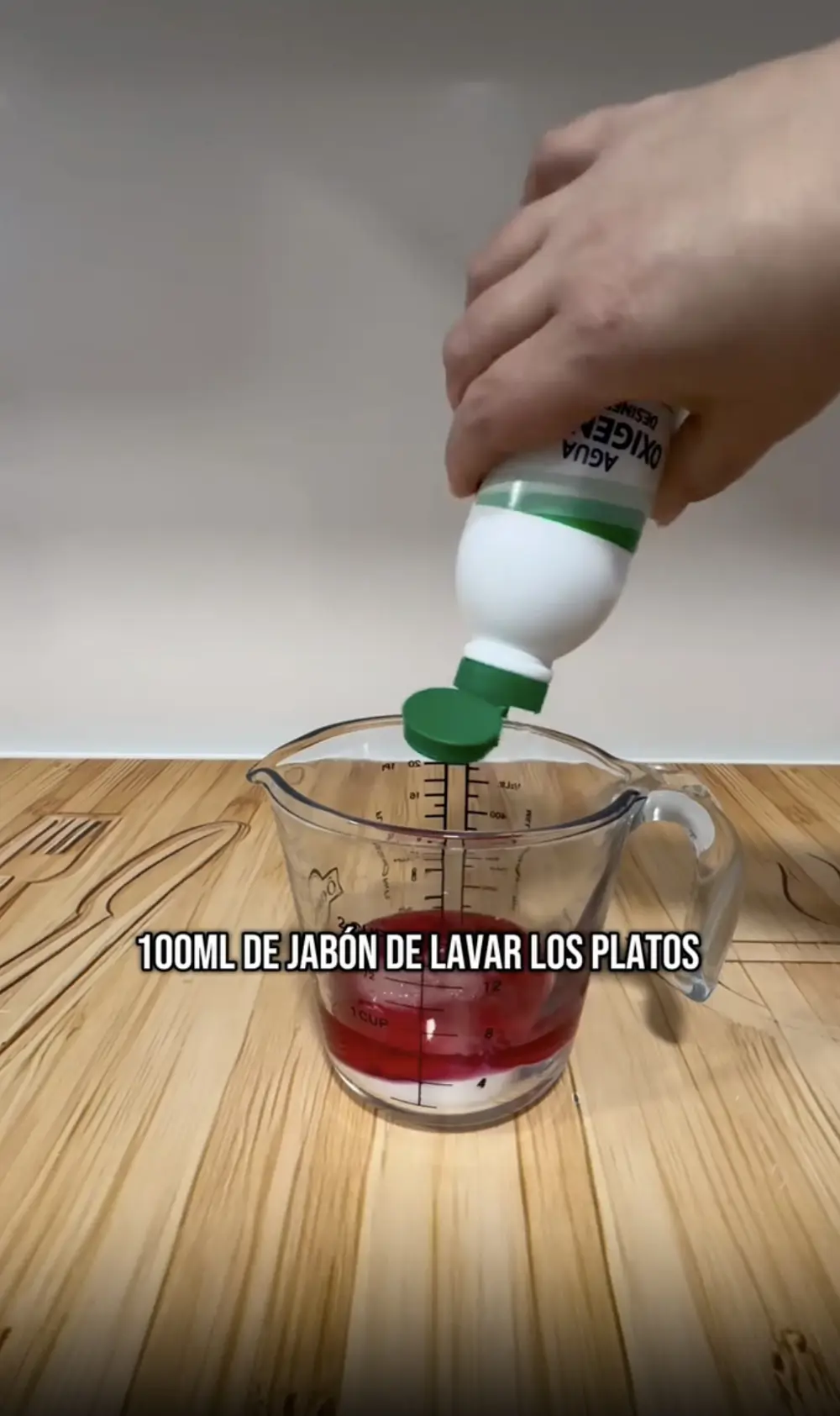 El agua oxigenada es perfecta para eliminar el moho de la ducha
