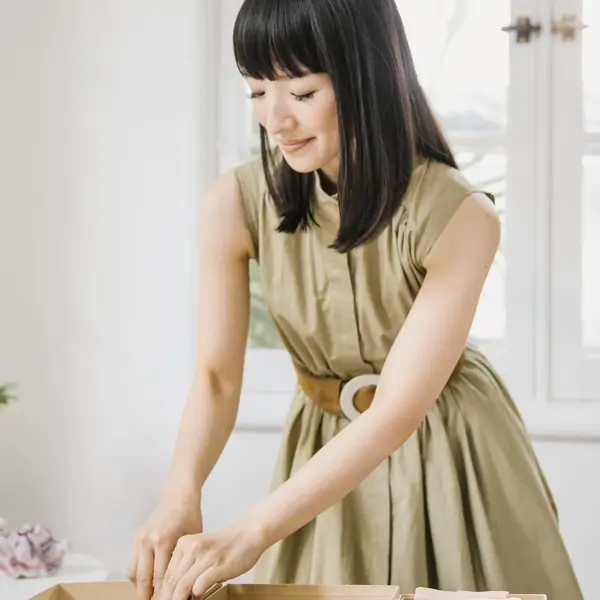 Marie Kondo nos enseña cómo ordenar la maleta de viaje, y cuáles son sus sandalias Crocs favoritas para el verano (que encontramos desde 29€)