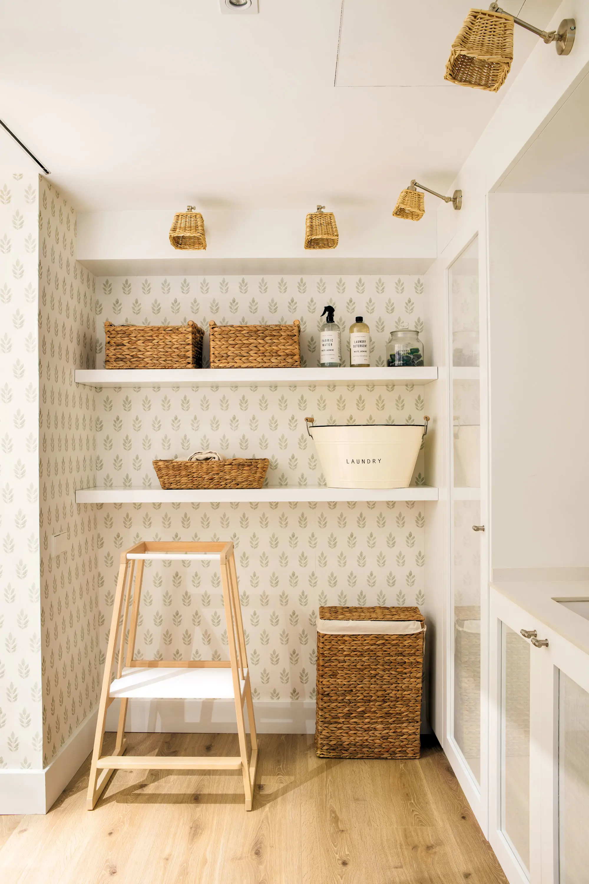 Pared de cuarto de lavado decorada con papel pintado y estantes 