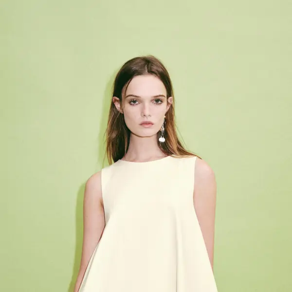 Acaba de llegar a Zara el vestido más estiloso, holgadito y en el nuevo color de tendencia 2025