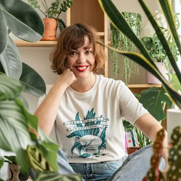 Marta Rosique, experta en jardinería: "Las hoyas son de las pocas plantas que florecen a gusto en interior en primavera"