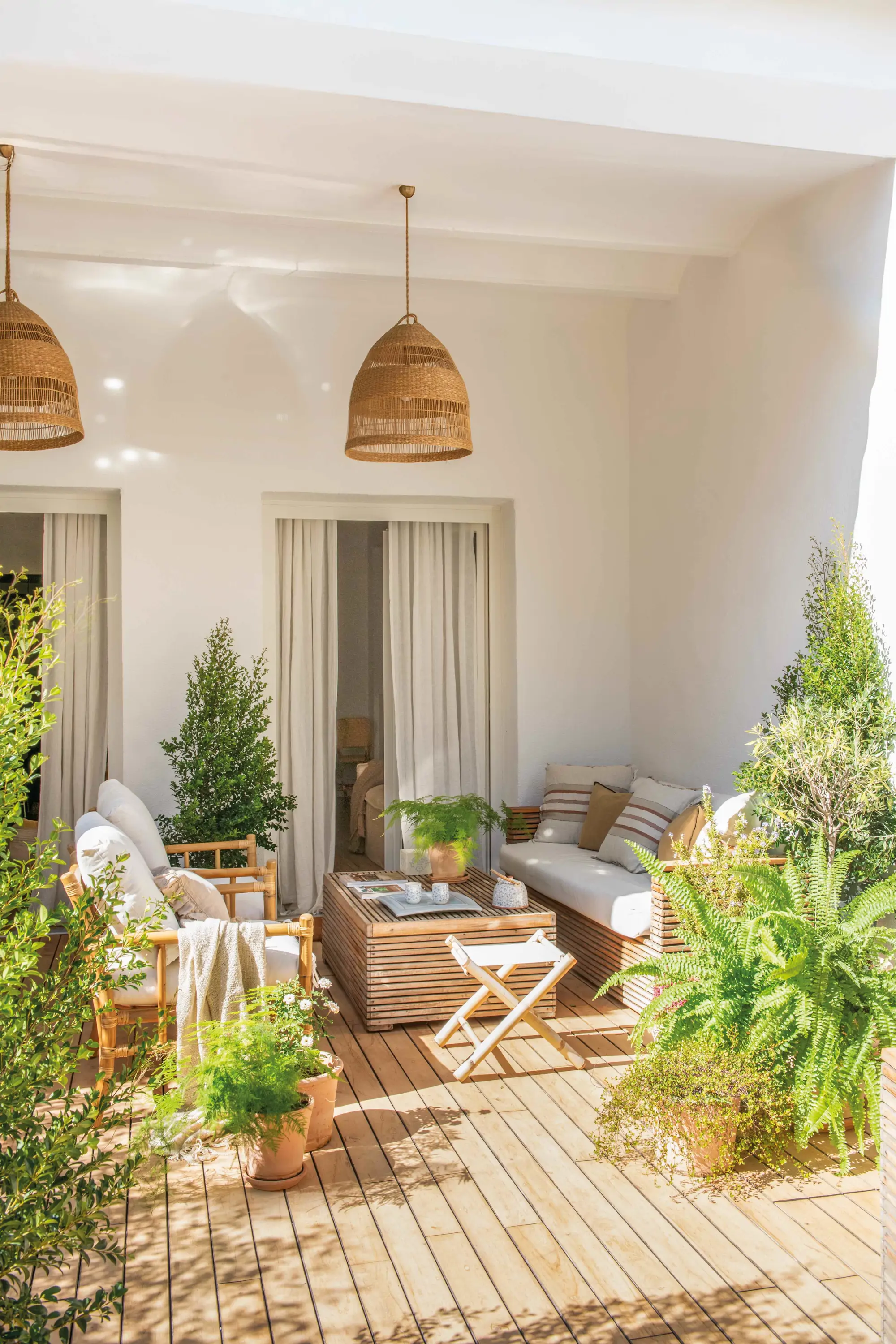 Terraza decorada con muebles de madera y fibra natural.