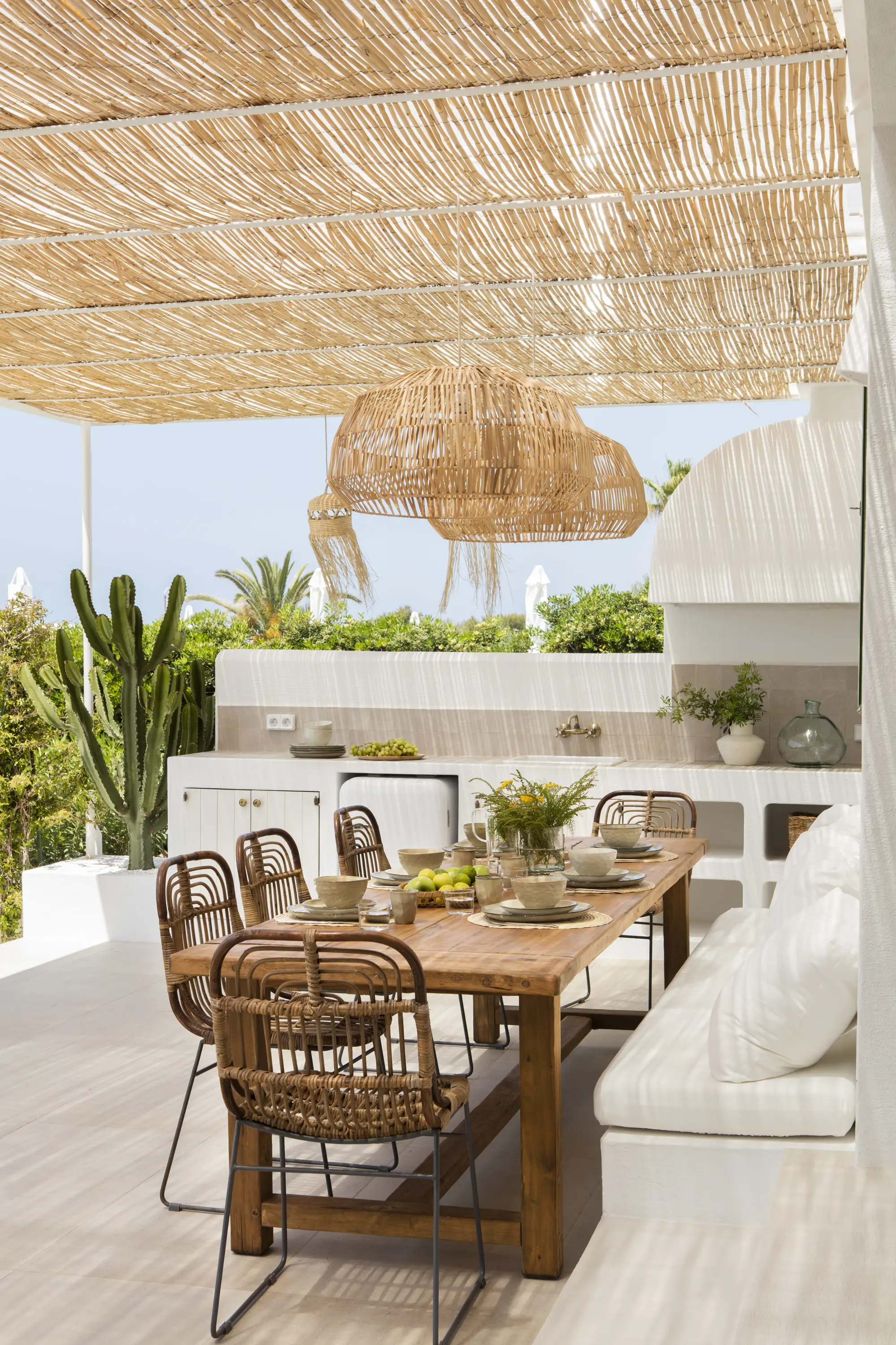 Terraza decorada con muebles de obra, madera y fibras.