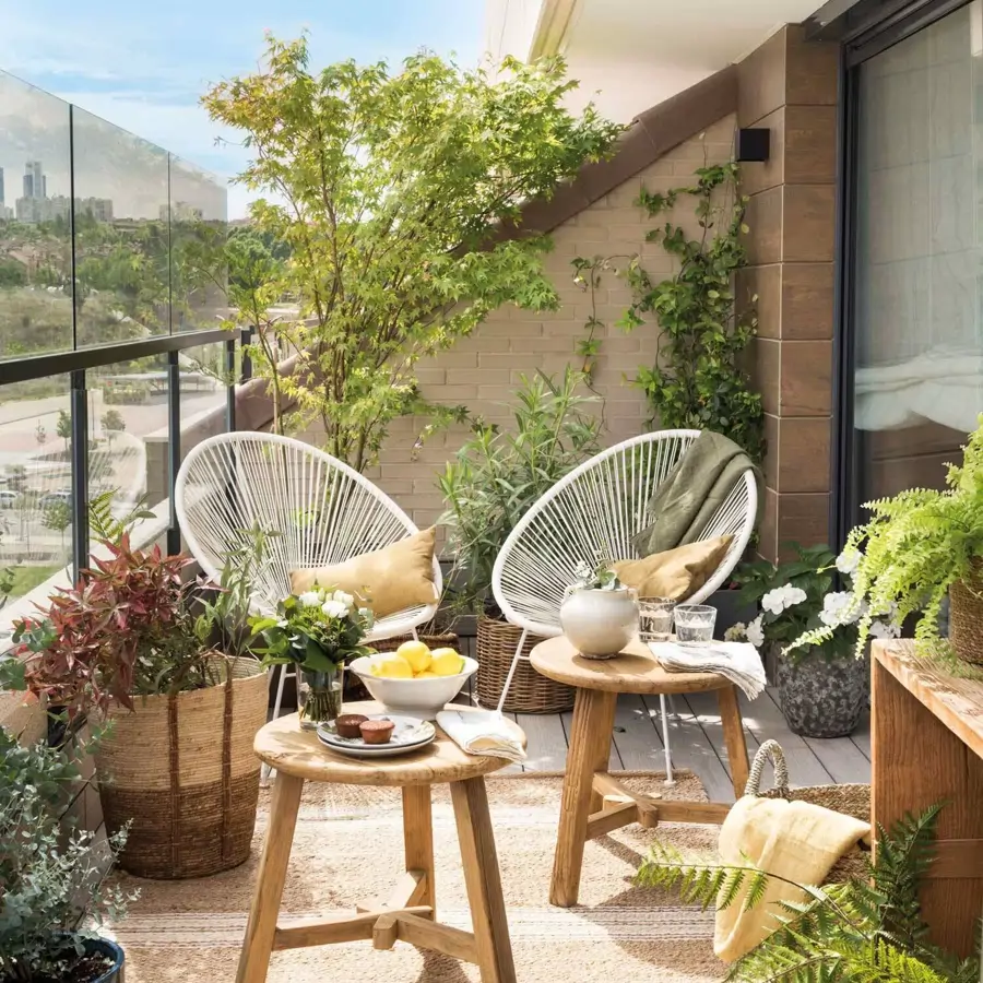 Balcón con sillas y plantas