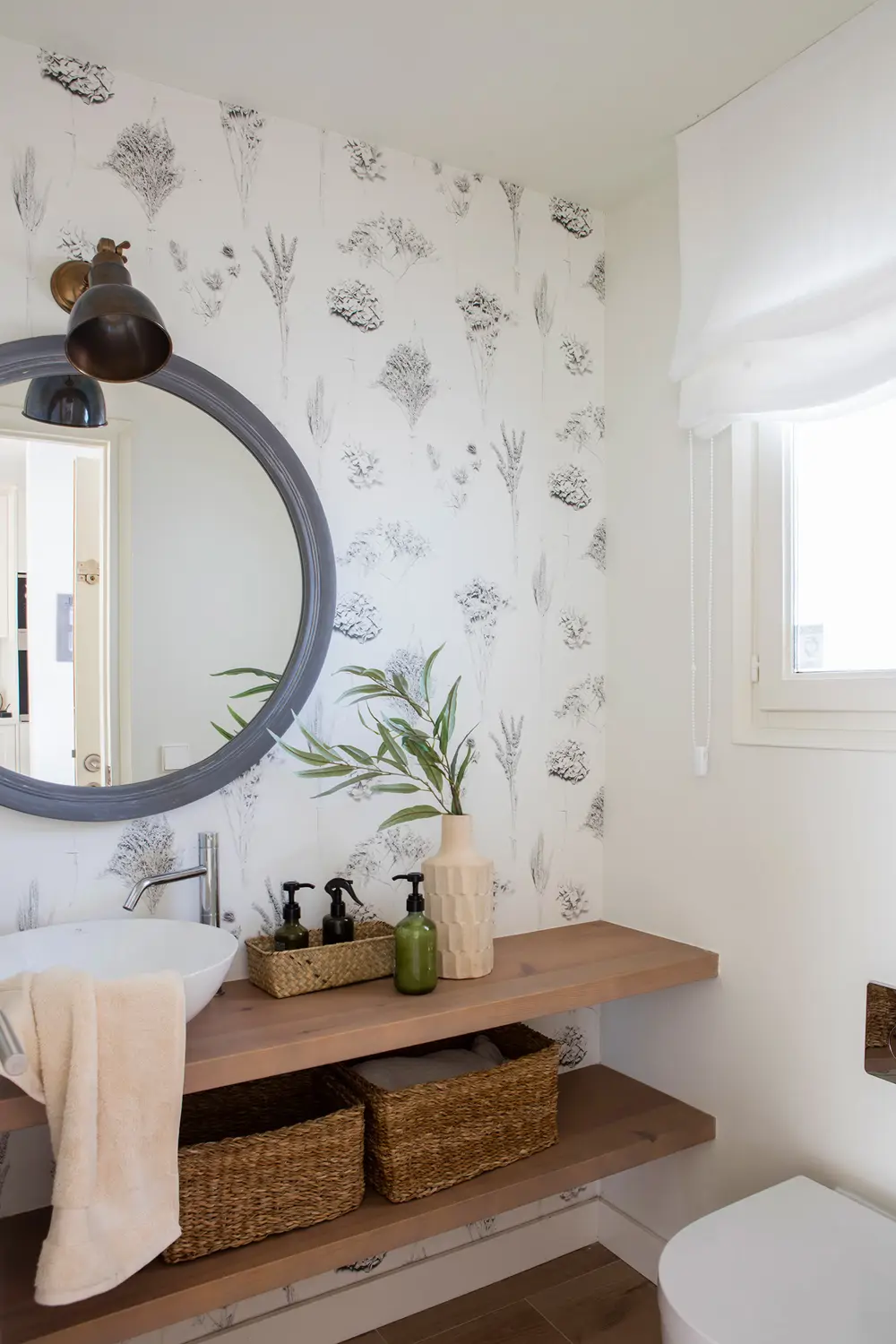 bano mini con estantes y lavabo sobre encimera 