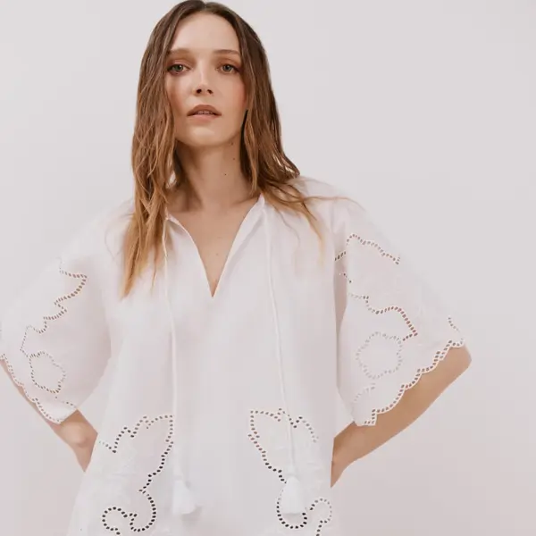 Si tuviera 60 años no llevaría tirantes: 6 blusas holgaditas con manga de Cortefiel estilosas, fresquitas y muy cómodas