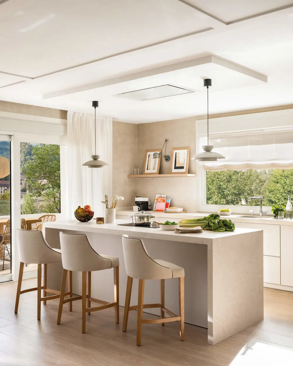 cocina luminosa y sofisticada beige con isla de cocina 5e9e3e13 FER5708b 240416160530