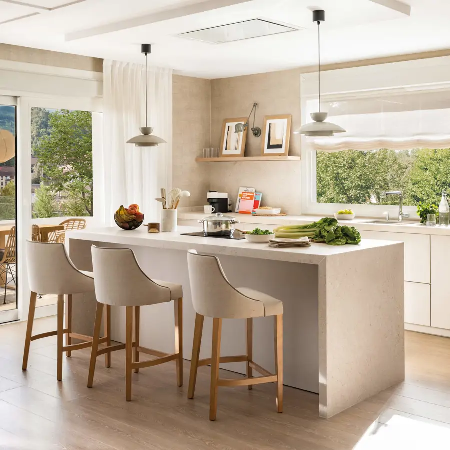 Cocina luminosa y sofisticada beige con isla de cocina 