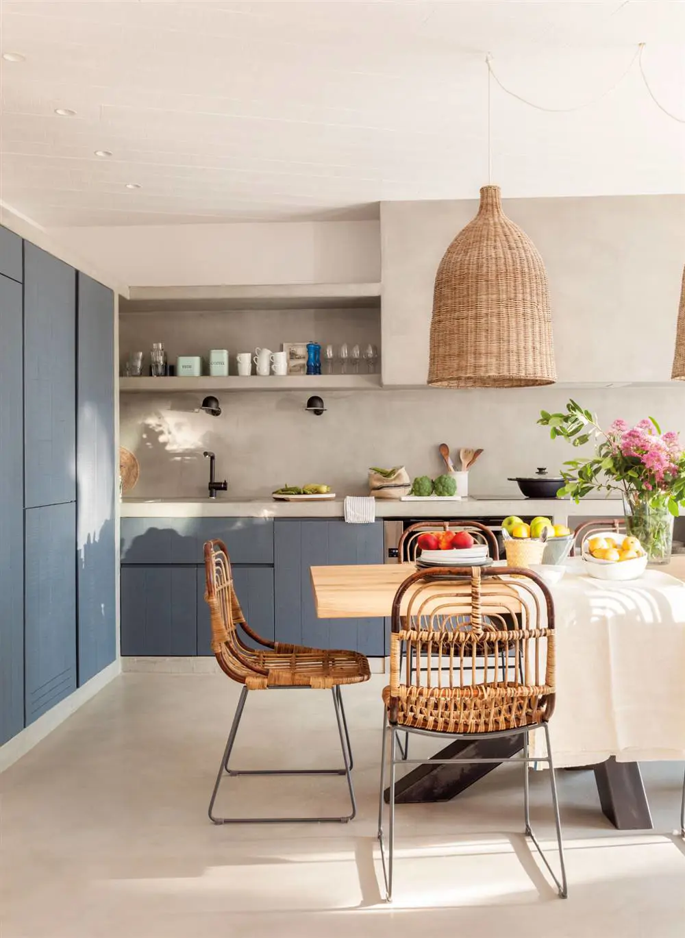 cuanto cuesta reformar la cocina muebles de obra con frentes en color azul y office en el centro 
